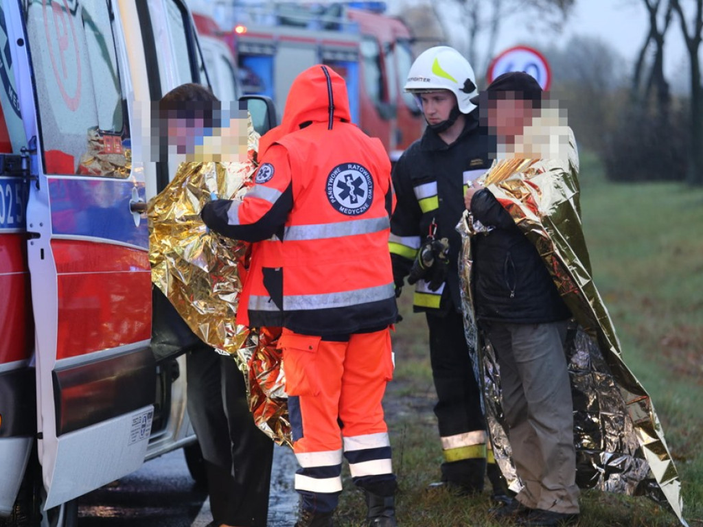 Peugeot wpadł w poślizg i się stało. Sześć osób poszkodowanych. ZDJĘCIA