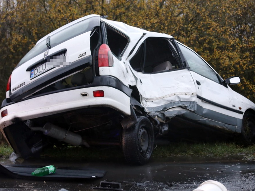 Peugeot wpadł w poślizg i się stało. Sześć osób poszkodowanych. ZDJĘCIA