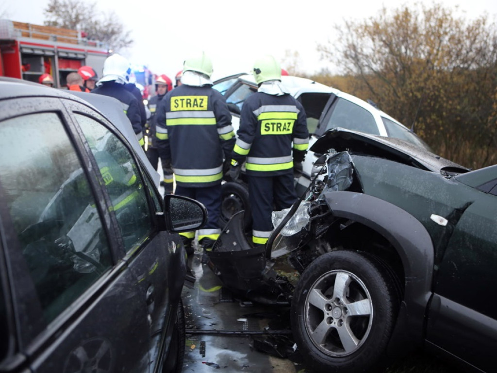 Peugeot wpadł w poślizg i się stało. Sześć osób poszkodowanych. ZDJĘCIA