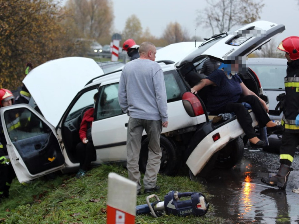 Peugeot wpadł w poślizg i się stało. Sześć osób poszkodowanych. ZDJĘCIA