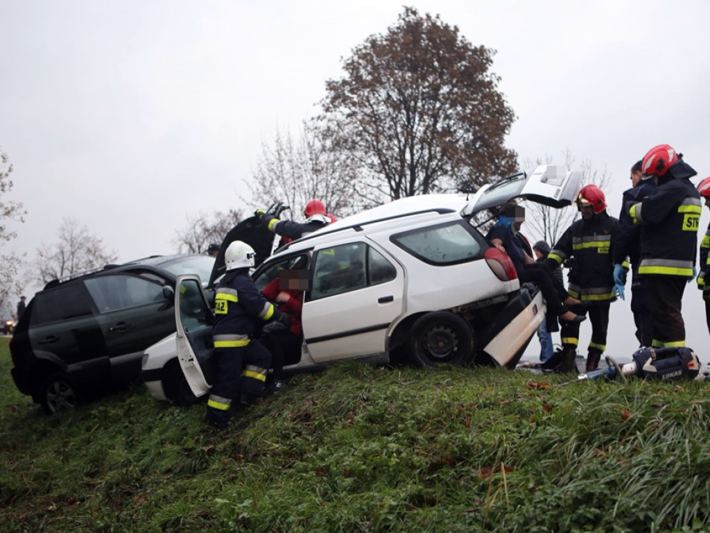 Peugeot wpadł w poślizg i się stało. Sześć osób poszkodowanych. ZDJĘCIA