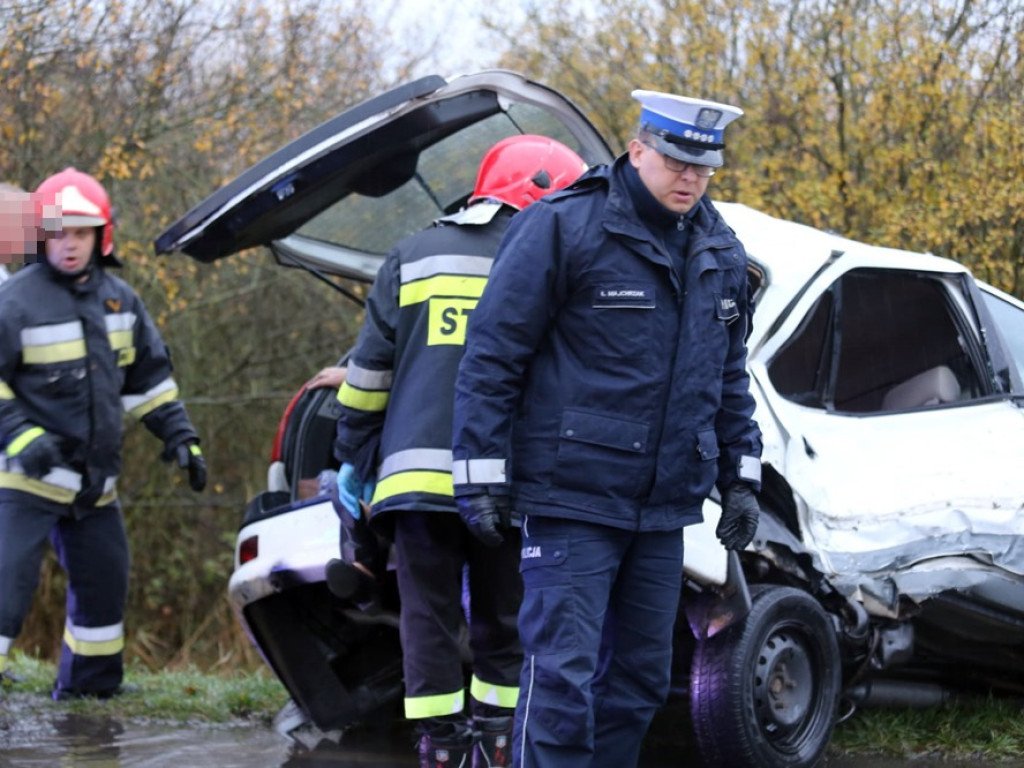 Peugeot wpadł w poślizg i się stało. Sześć osób poszkodowanych. ZDJĘCIA