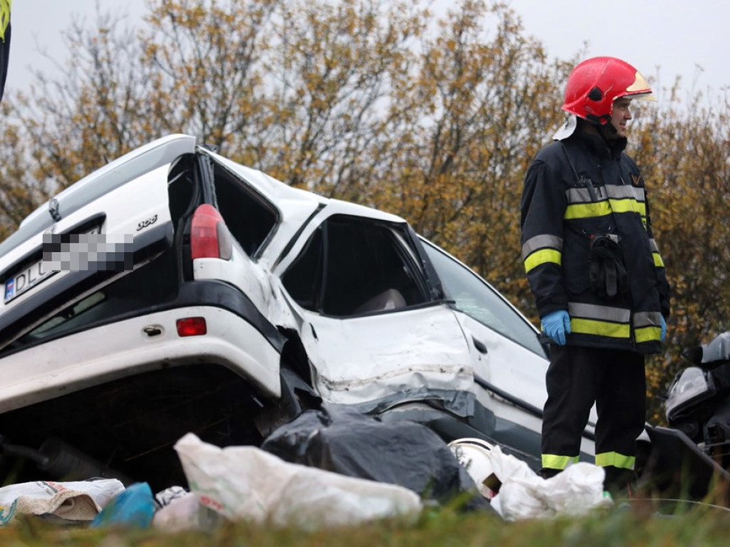 Peugeot wpadł w poślizg i się stało. Sześć osób poszkodowanych. ZDJĘCIA