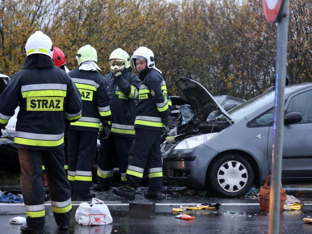 Peugeot wpadł w poślizg i się stało. Sześć osób poszkodowanych. ZDJĘCIA