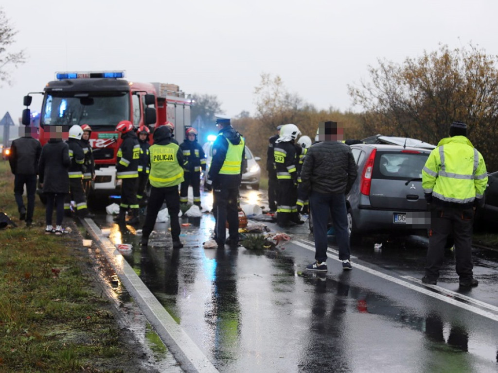 Peugeot wpadł w poślizg i się stało. Sześć osób poszkodowanych. ZDJĘCIA