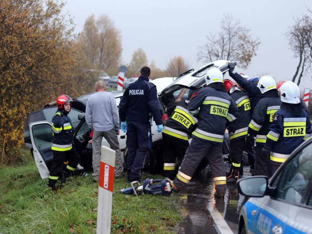 Peugeot wpadł w poślizg i się stało. Sześć osób poszkodowanych. ZDJĘCIA
