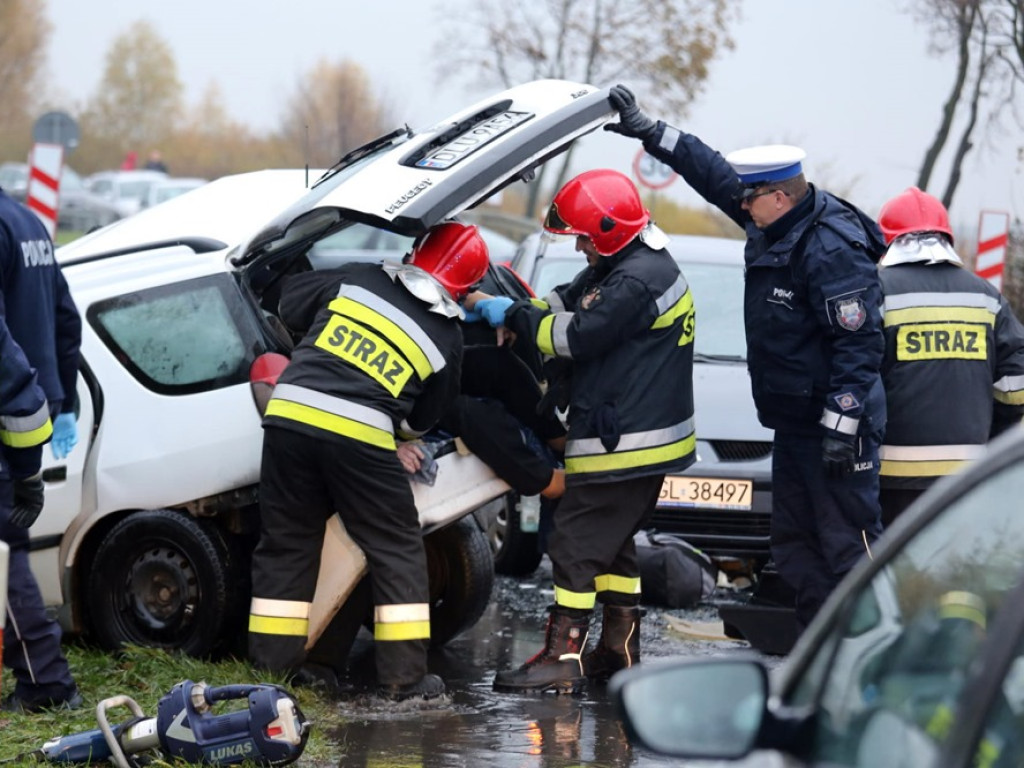 Peugeot wpadł w poślizg i się stało. Sześć osób poszkodowanych. ZDJĘCIA