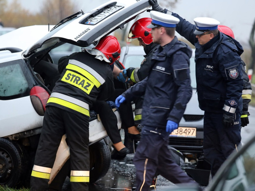Peugeot wpadł w poślizg i się stało. Sześć osób poszkodowanych. ZDJĘCIA