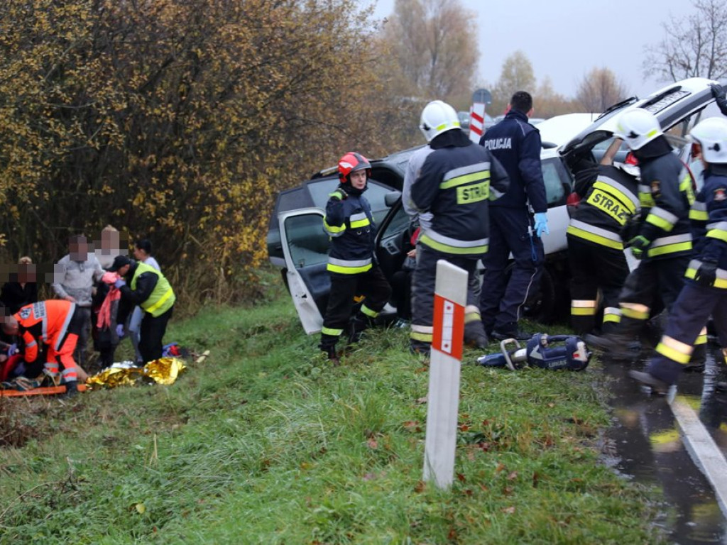 Peugeot wpadł w poślizg i się stało. Sześć osób poszkodowanych. ZDJĘCIA