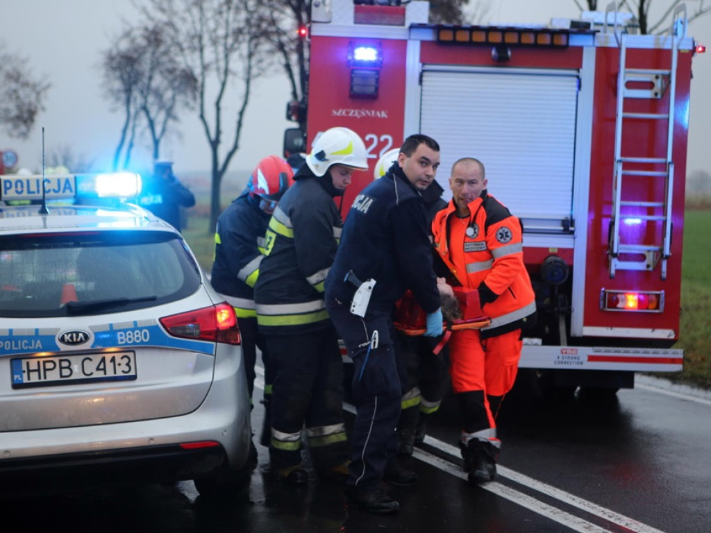 Peugeot wpadł w poślizg i się stało. Sześć osób poszkodowanych. ZDJĘCIA