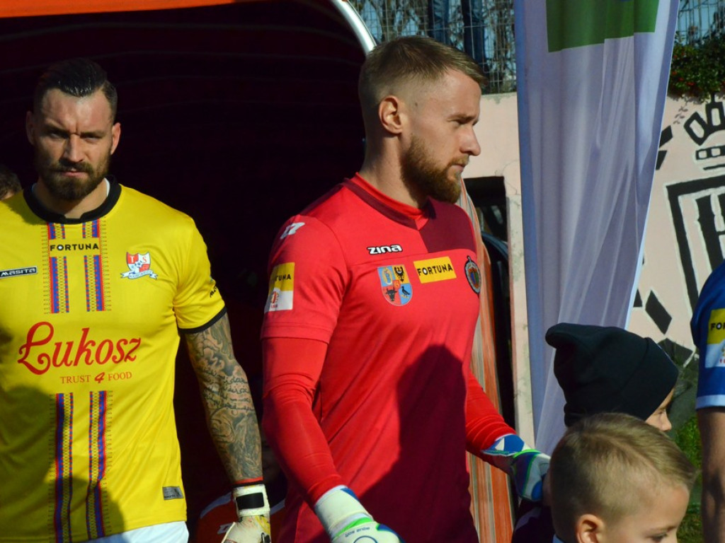 Najpierw rzut karny, potem kontra Chrobrego. Ugraliśmy cenny punkt, ale straciliśmy Benedyczaka