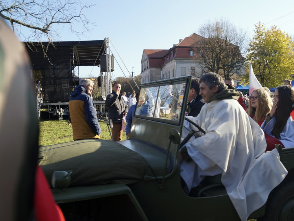Można było tu pobiegać i dobrze zjeść. A ksiądz po mszy woził jeepem