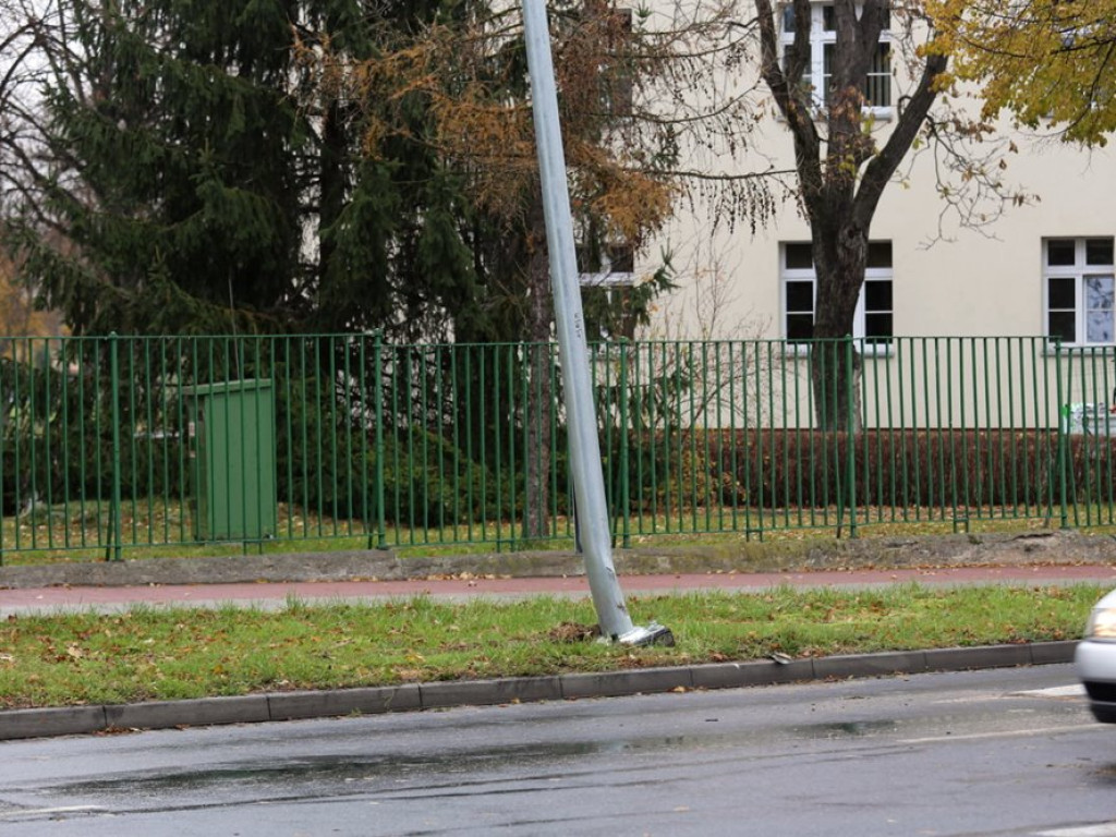 Wypadł z zakrętu na ulicy Wojska Polskiego i uderzył w latarnię