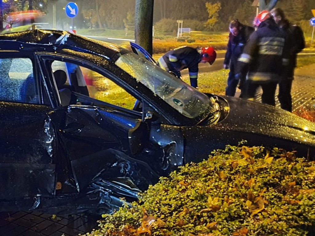 Wpadł w poślizg na zjeździe z ronda. Poszkodowani w szpitalu