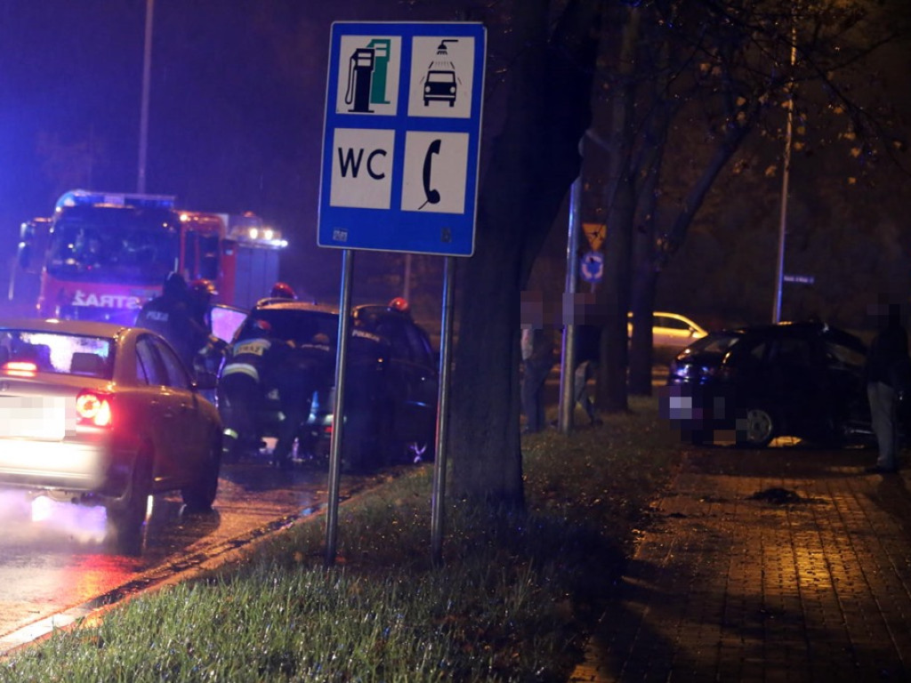 Wpadł w poślizg na zjeździe z ronda. Poszkodowani w szpitalu