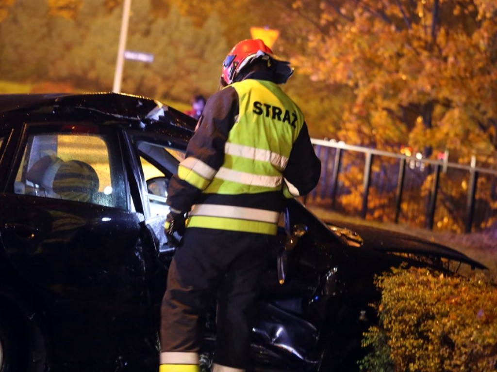 Wpadł w poślizg na zjeździe z ronda. Poszkodowani w szpitalu