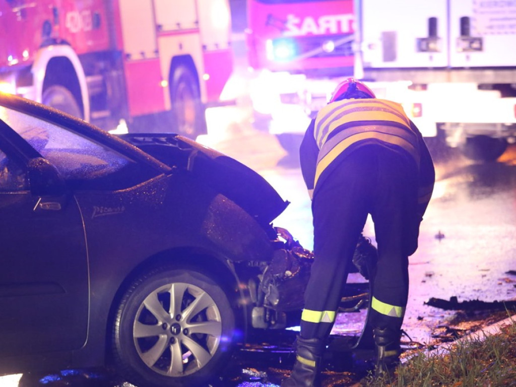 Wpadł w poślizg na zjeździe z ronda. Poszkodowani w szpitalu
