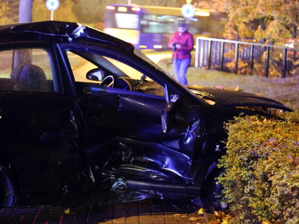 Wpadł w poślizg na zjeździe z ronda. Poszkodowani w szpitalu