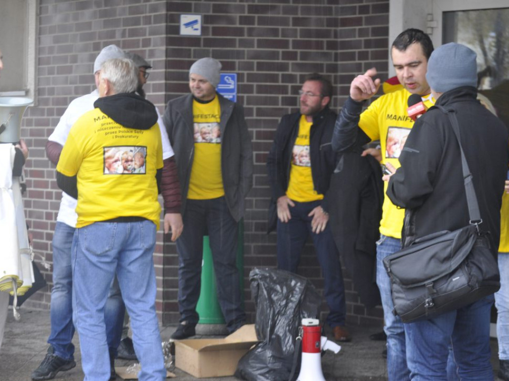 Protestujący: Sądy niszczą dzieci. Dość patologii!