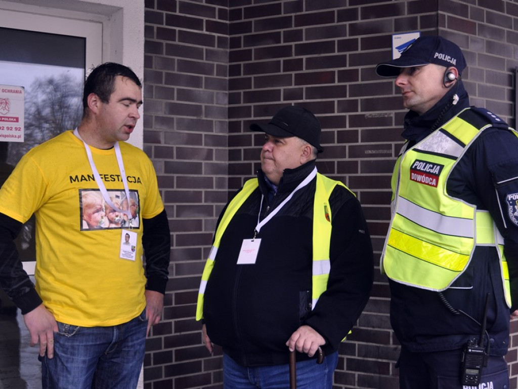 Protestujący: Sądy niszczą dzieci. Dość patologii!