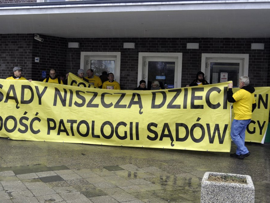 Protestujący: Sądy niszczą dzieci. Dość patologii!