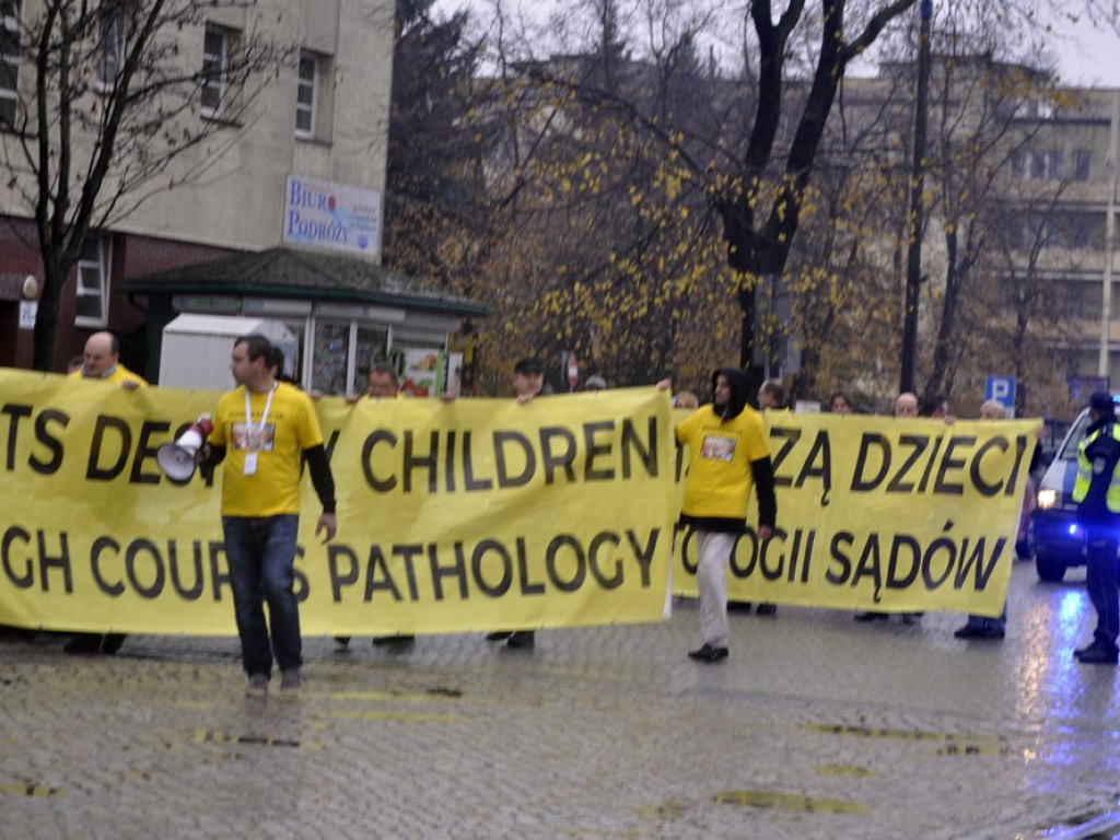 Protestujący: Sądy niszczą dzieci. Dość patologii!