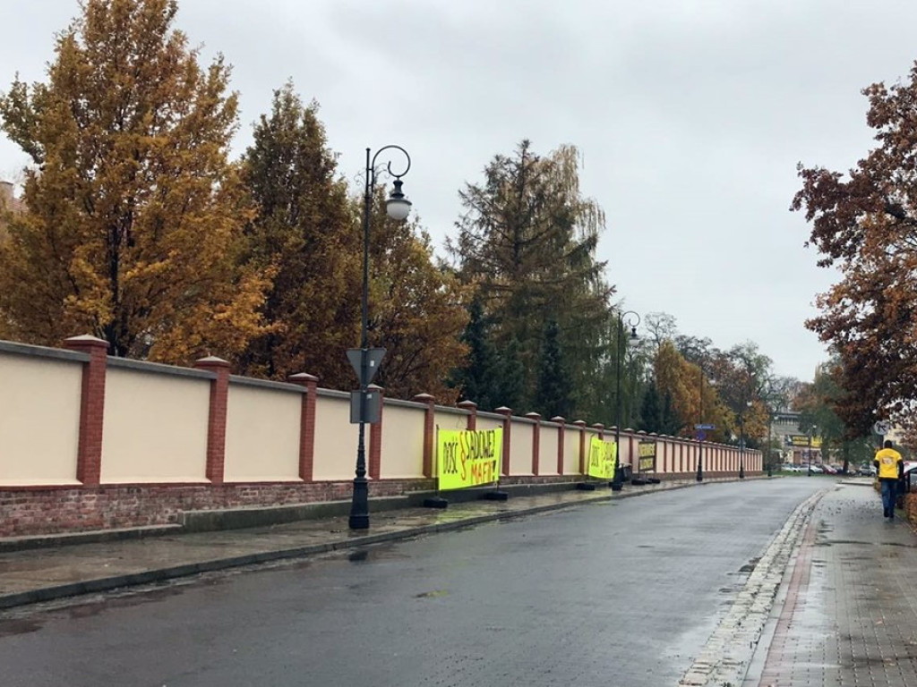 Protestujący: Sądy niszczą dzieci. Dość patologii!
