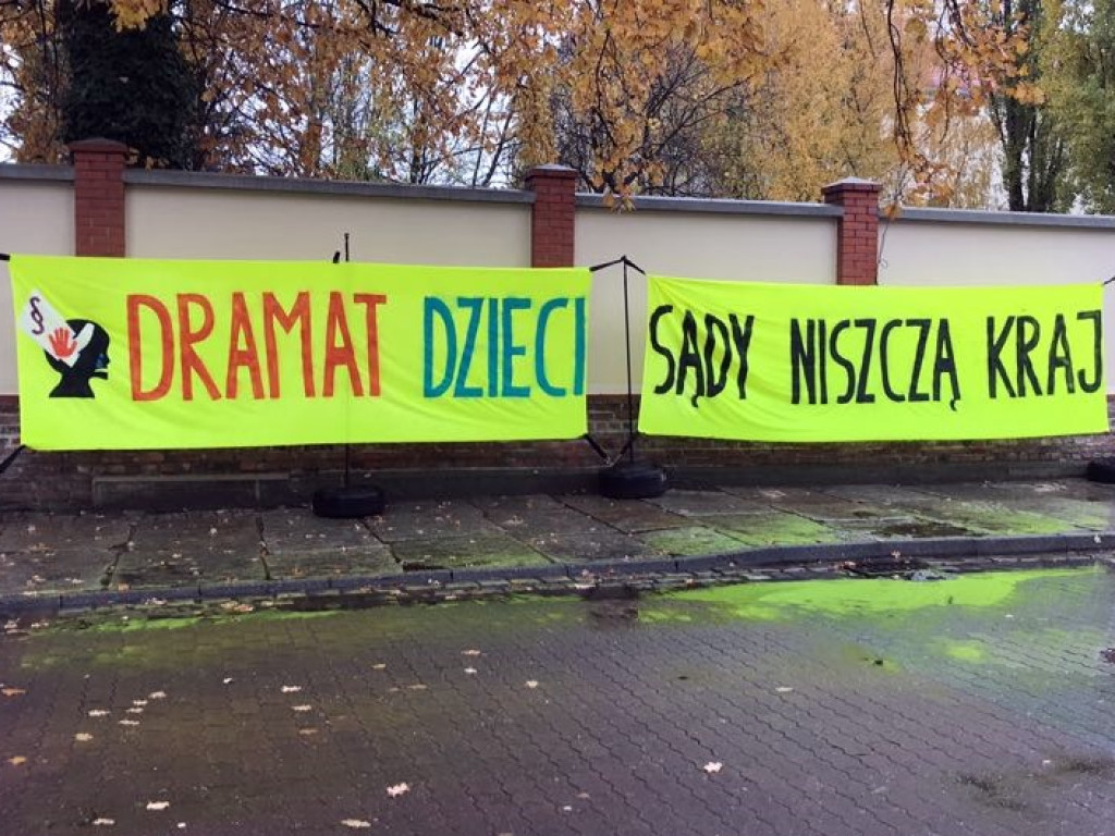 Protestujący: Sądy niszczą dzieci. Dość patologii!