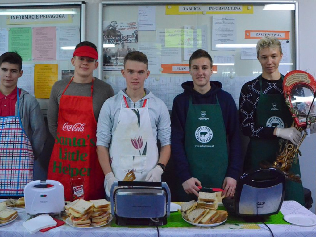 Uczniowie zbierają pieniądze na hospicjum. Upiekli ciasta i zrobili tosty