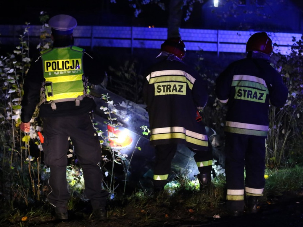 74-latek wpadł do rowu i dachował na drodze za Przedmościem