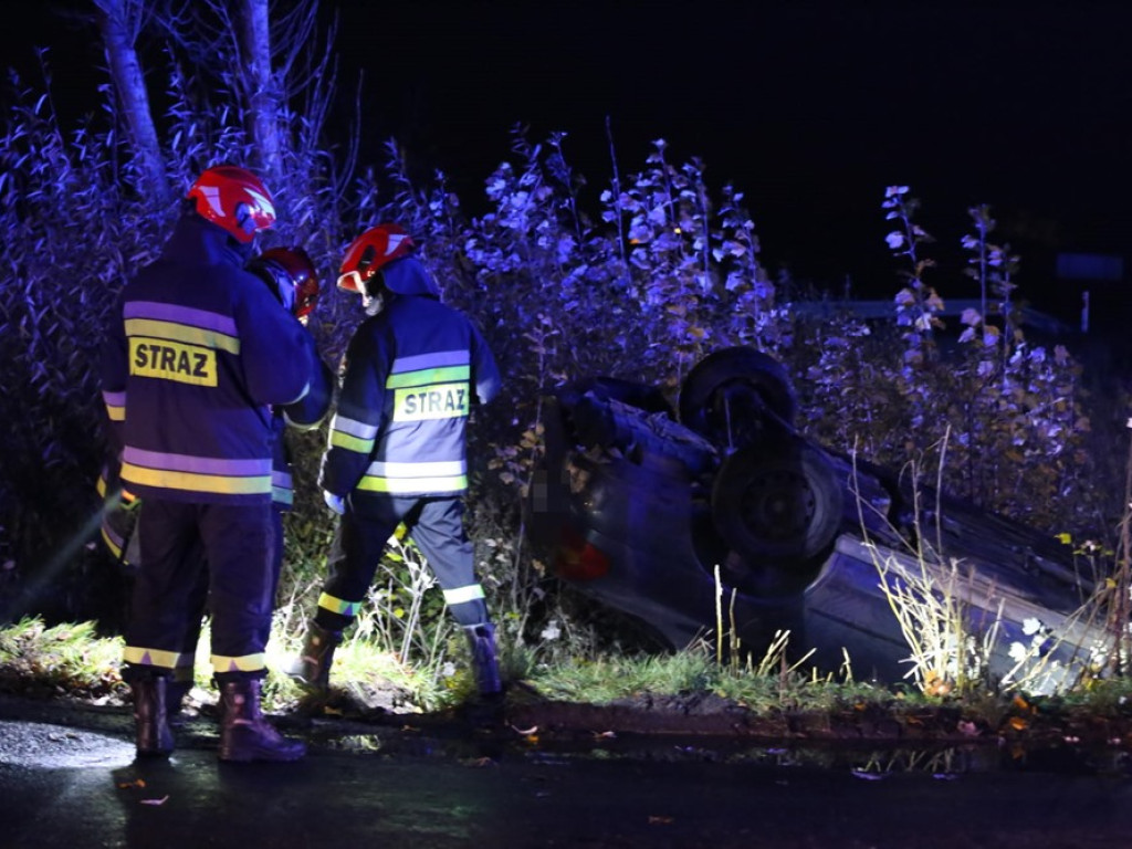 74-latek wpadł do rowu i dachował na drodze za Przedmościem