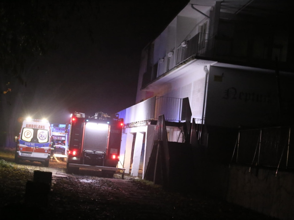 Pożar w starej restauracji Neptun na Odrą w Głogowie. W środku mają być bezdomni