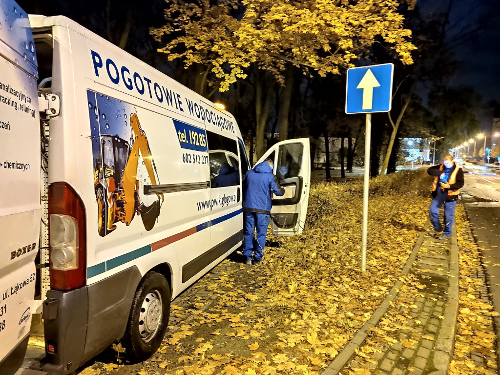 Rwący potok na ulicy Daszyńskiego. Awaria rurociągu i przerwa w dostawie wody