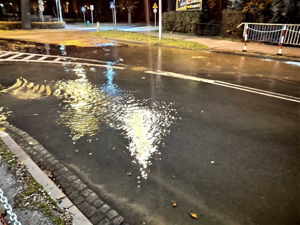 Rwący potok na ulicy Daszyńskiego. Awaria rurociągu i przerwa w dostawie wody