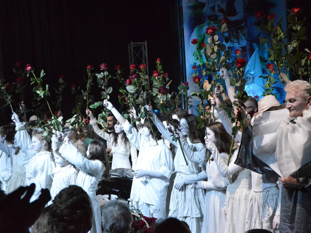 Statuetki Andreasa Gryphiusa dla zasłużonych dla odbudowy teatru. Kto je otrzymał?