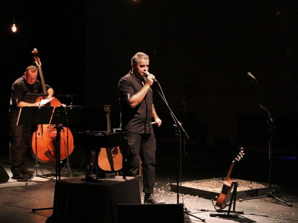 Recital Konrada Imieli na deskach teatru. Był to muzyczny spektakl w czerni