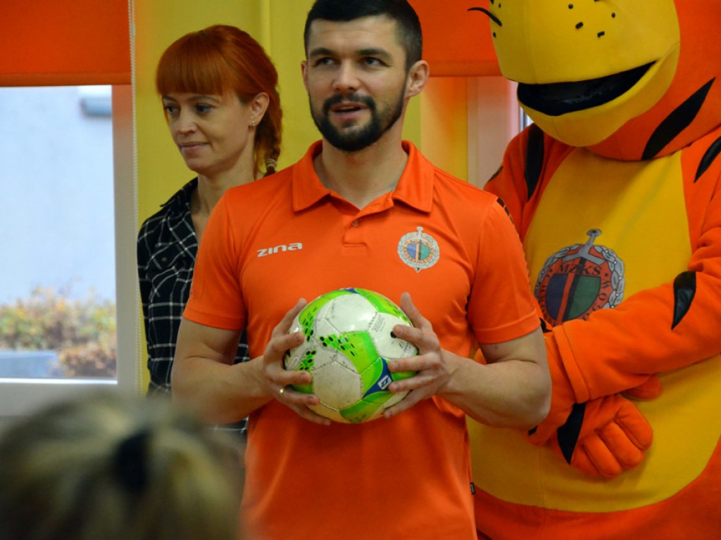 Piłkarze Chrobrego w szkole, a uczniowie w klubowych barwach