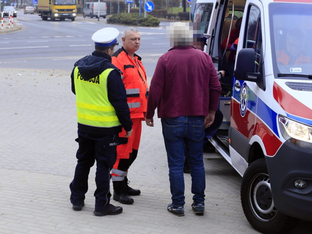 67-latek wjechał w grupę przechodniów na skrzyżowaniu. Cud, że nikt nie zginął!