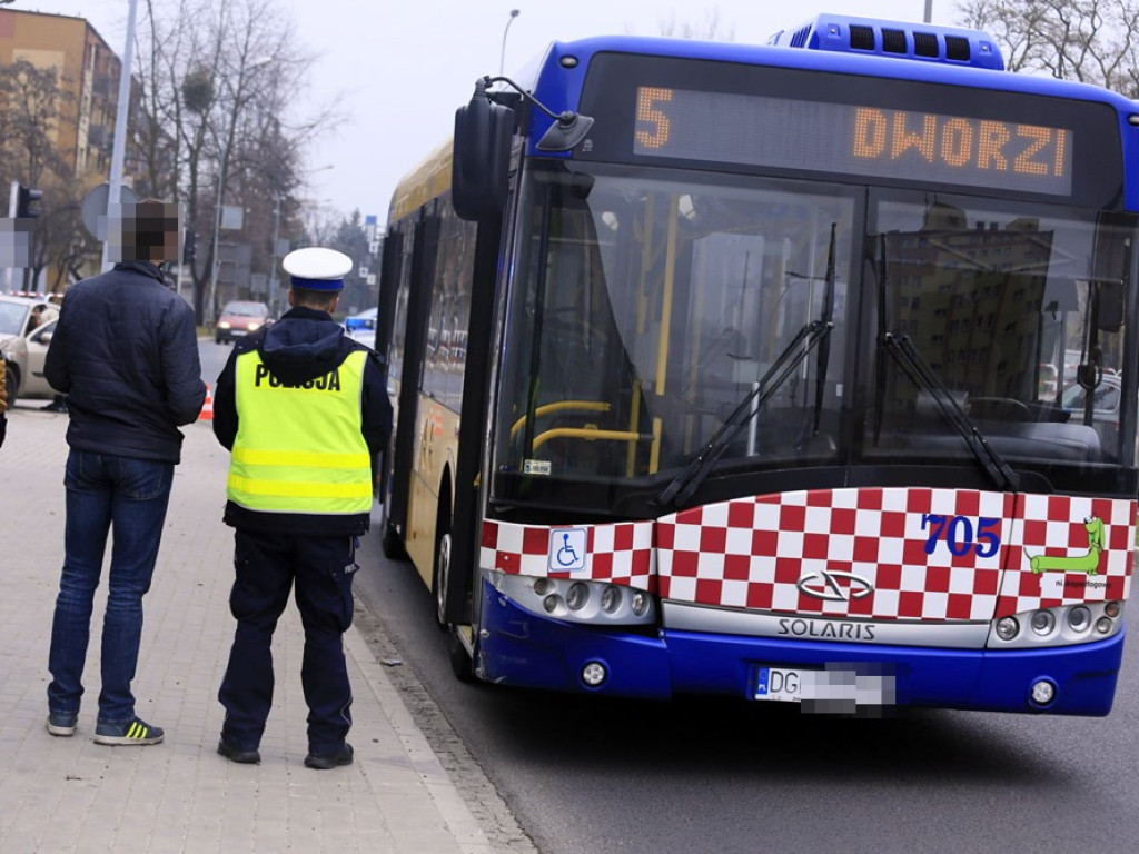 67-latek wjechał w grupę przechodniów na skrzyżowaniu. Cud, że nikt nie zginął!