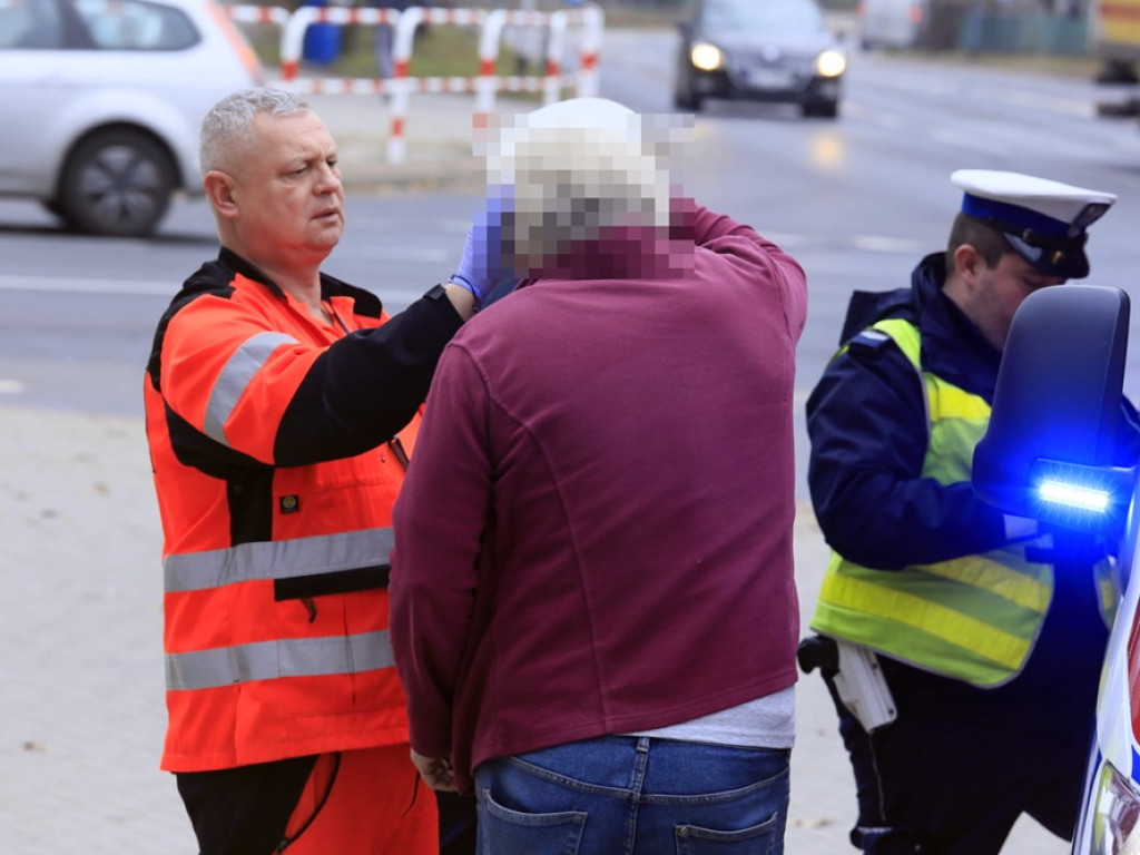 67-latek wjechał w grupę przechodniów na skrzyżowaniu. Cud, że nikt nie zginął!