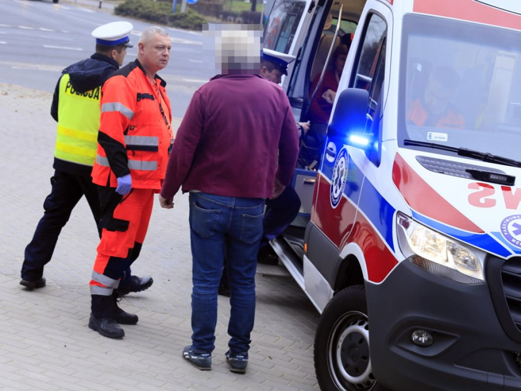 67-latek wjechał w grupę przechodniów na skrzyżowaniu. Cud, że nikt nie zginął!