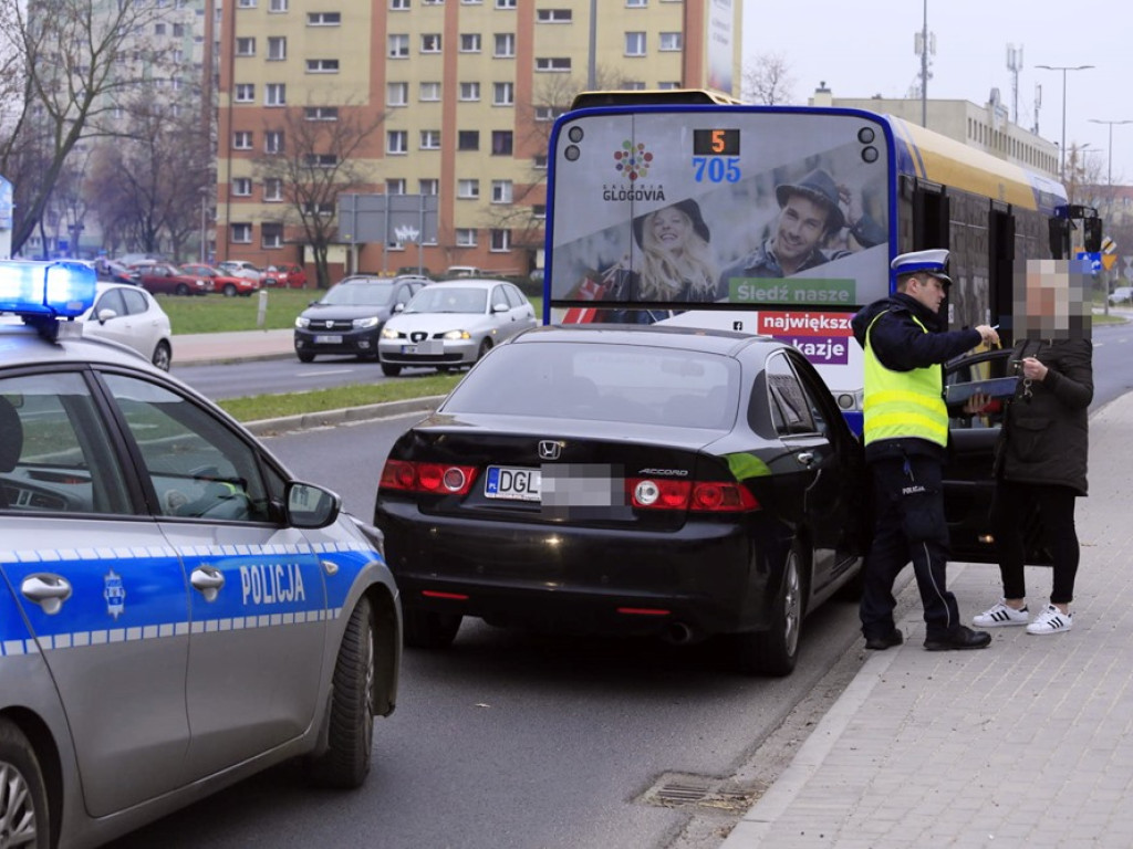 67-latek wjechał w grupę przechodniów na skrzyżowaniu. Cud, że nikt nie zginął!