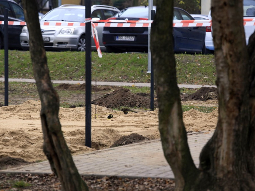 Wykopali granat na budowie placu zabaw przy ulicy Niedziałkowskiego. Saperzy w drodze