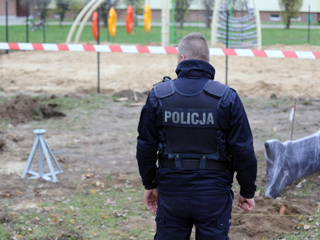 Wykopali granat na budowie placu zabaw przy ulicy Niedziałkowskiego. Saperzy w drodze