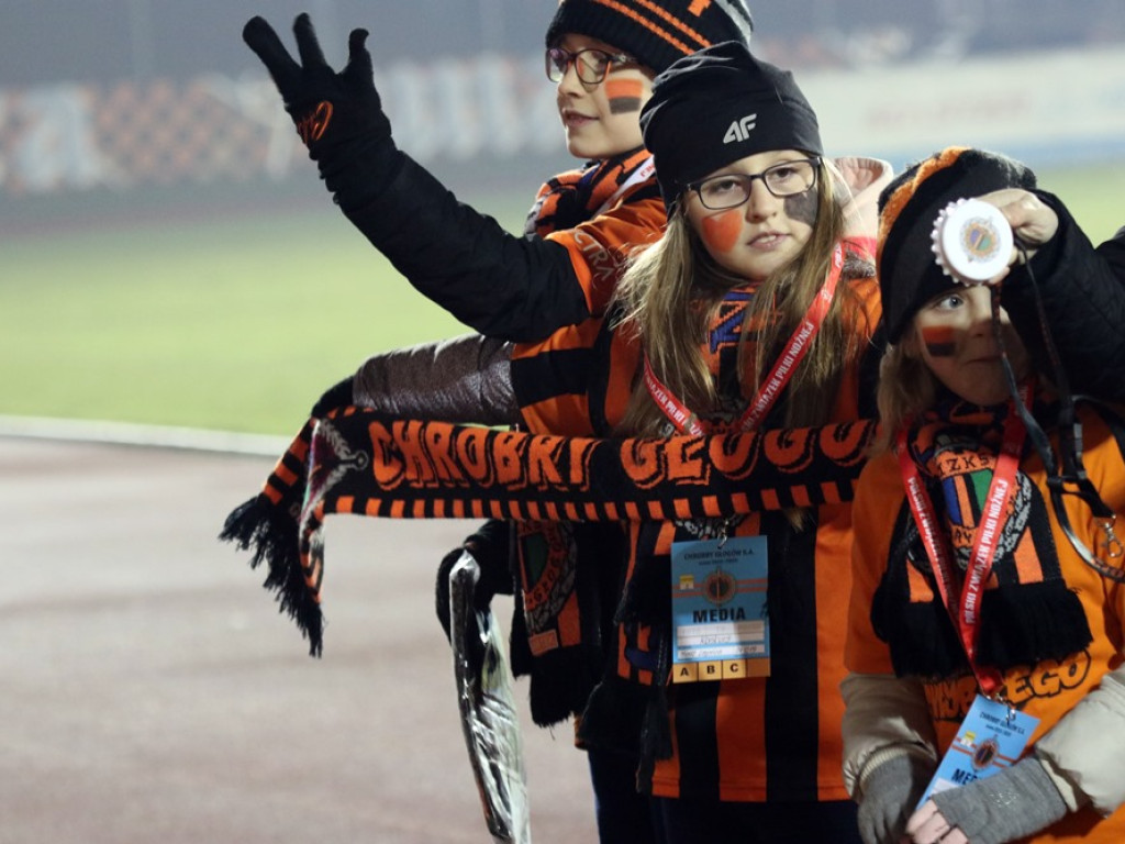 Na trybunach gorąco! Derby przyciągnęły na stadion sporo kibiców