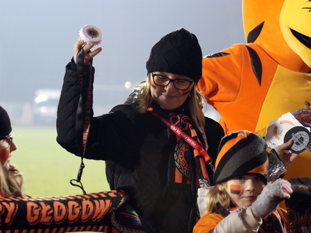 Na trybunach gorąco! Derby przyciągnęły na stadion sporo kibiców