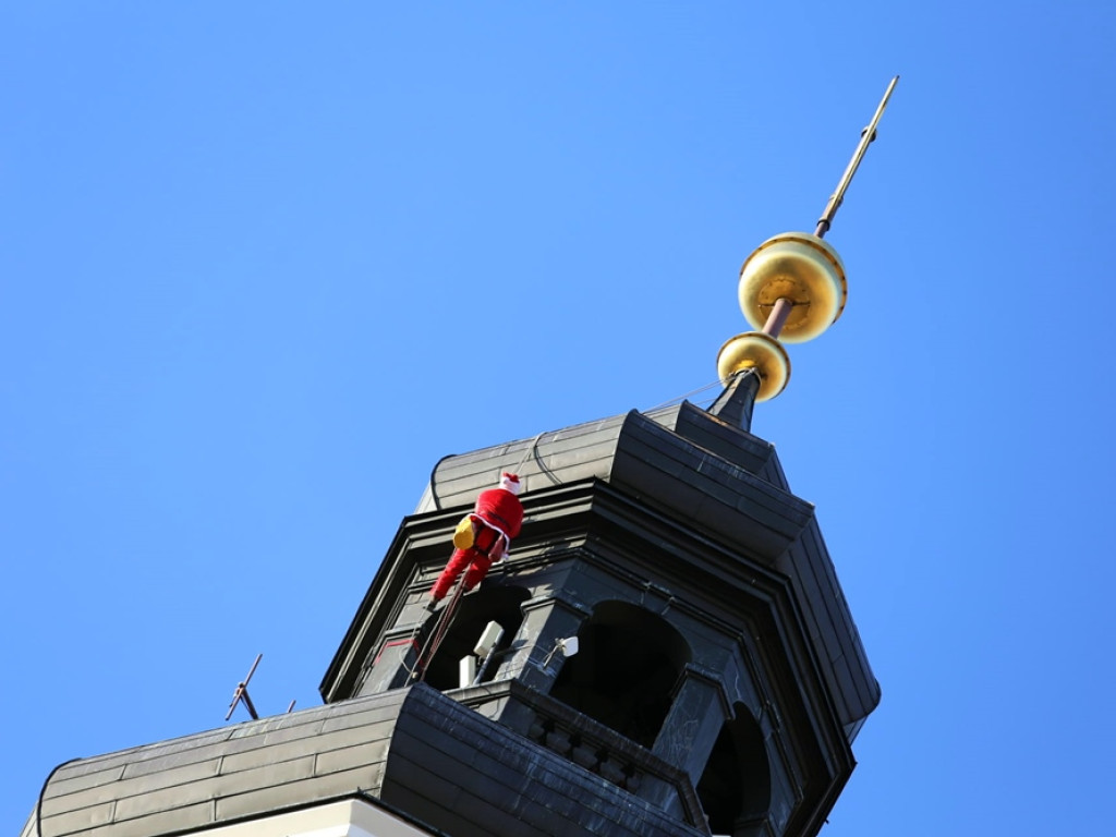 Czapka świętego Mikołaja już  na głogowskim ratuszu!