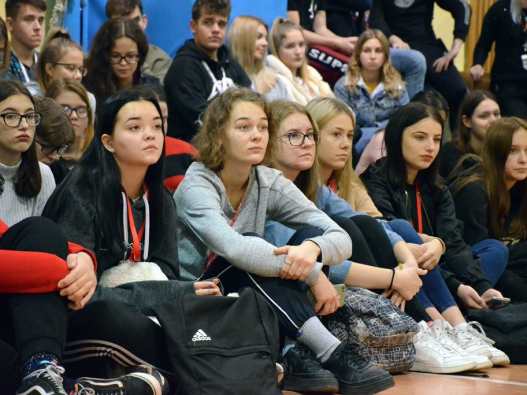 Cały ekonomik pomaga fundacji. Uczniowie zorganizowali charytatywny występ i kiermasz