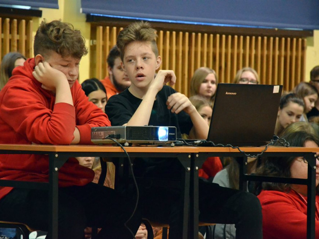 Cały ekonomik pomaga fundacji. Uczniowie zorganizowali charytatywny występ i kiermasz