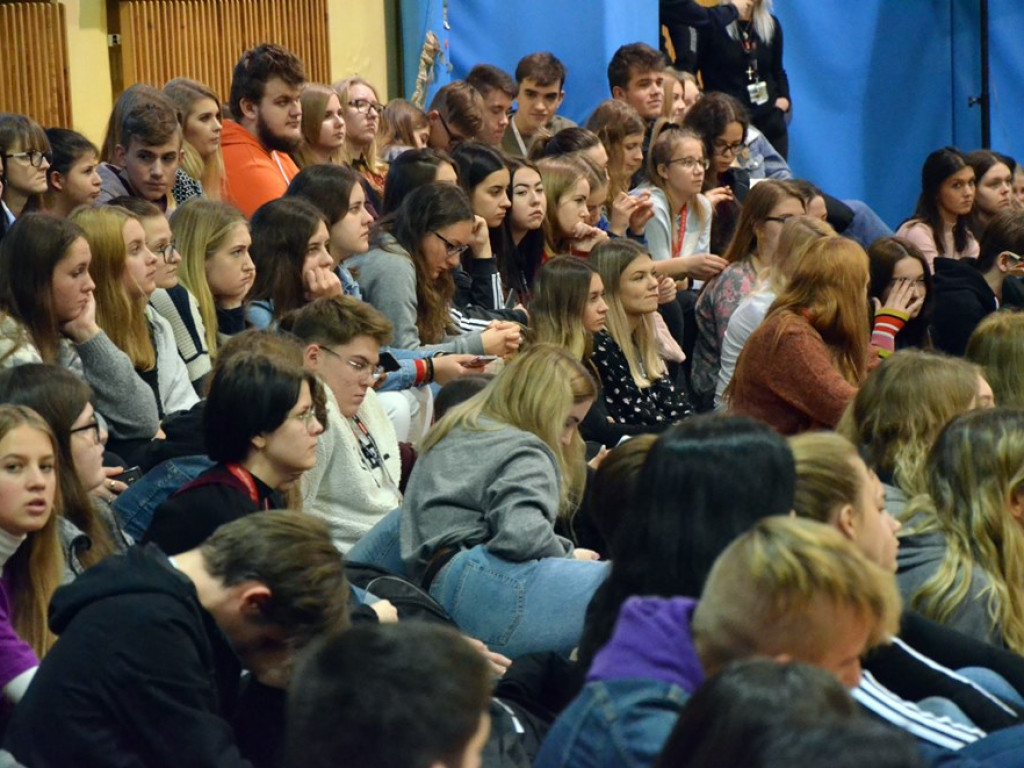 Cały ekonomik pomaga fundacji. Uczniowie zorganizowali charytatywny występ i kiermasz